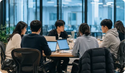 동료와 함께 노하우를 나누는 실습 현장